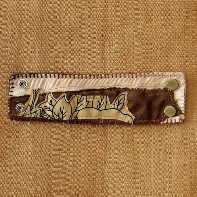 Imagem 1 - Pulseira marrom e ouro em patchwork