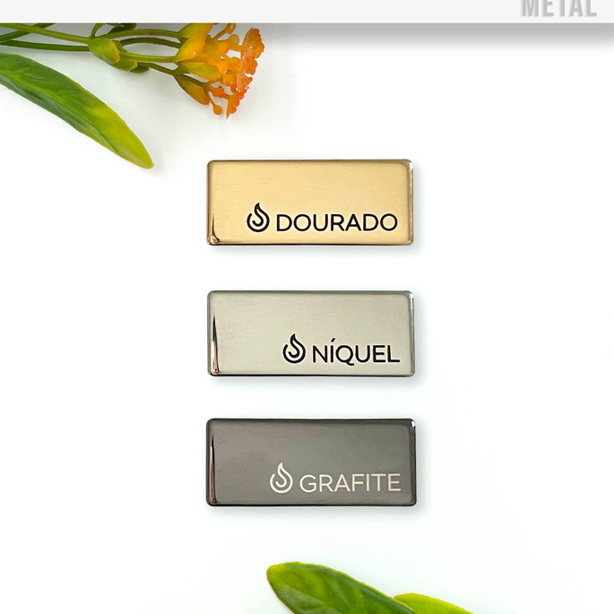 Imagem 2 - Metal com Garras Personalizado Triangular 4,0x2,2cm