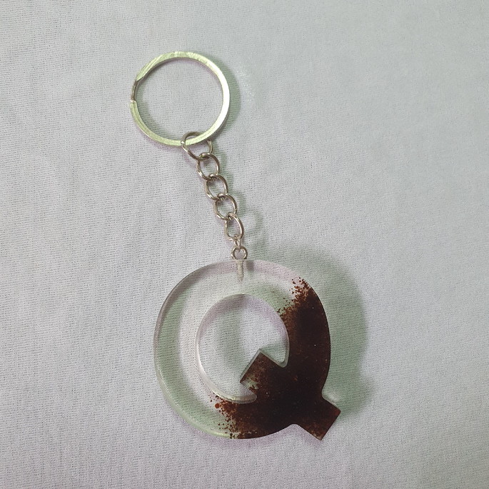 Imagem 1 - Chaveiro Letra Q em Resina com Pó de Café