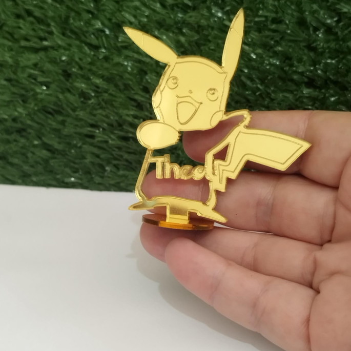 Imagem 1 - Aplique Pikachu com Nome Vazado em Acrílico e com Base 7 cm