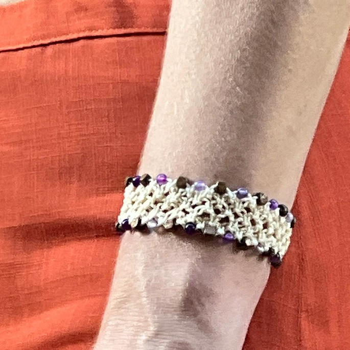 Imagem 4 - Pulseira de Macramé, com Jade e Madeira