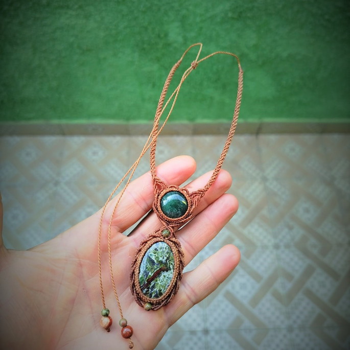 Imagem 3 - Colar Micro Macramê com Jaspe Sanguineo e Quartzo Verde.