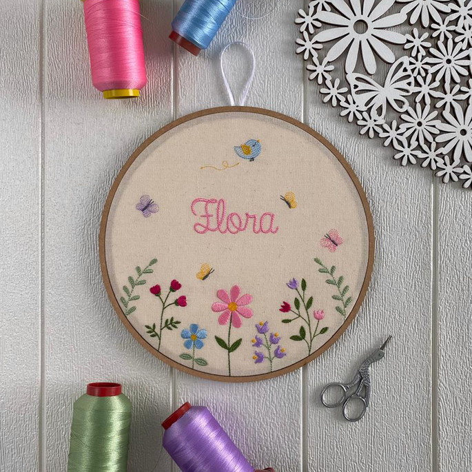 Imagem 2 - Porta de Maternidade Menina Bastidor Bordado Floral Jardim