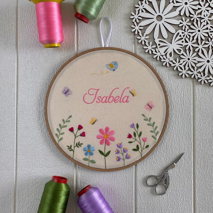 Imagem 3 - Porta de Maternidade Menina Bastidor Bordado Floral Jardim