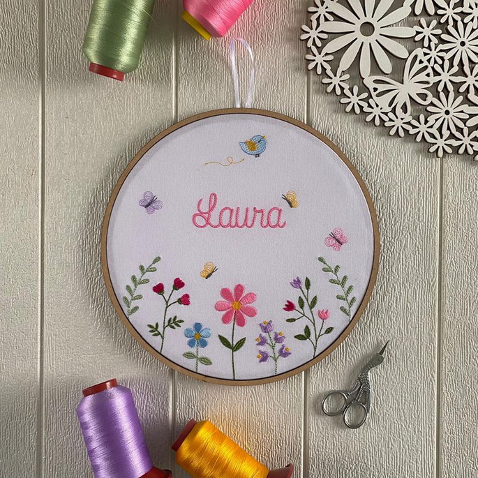 Imagem 5 - Porta de Maternidade Menina Bastidor Bordado Floral Jardim