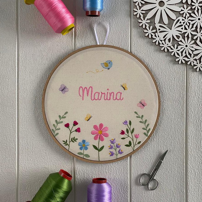 Imagem 1 - Porta de Maternidade Menina Bastidor Bordado Floral Jardim