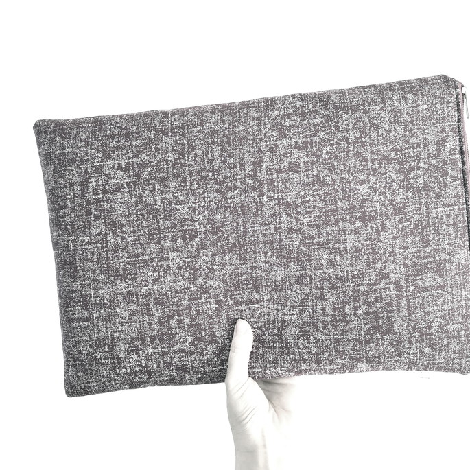 Imagem 3 - Capa Acolchoada com Zíper Porta Notebook Cinza *