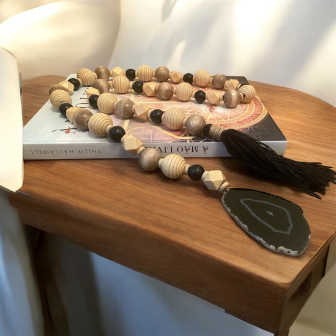 Imagem 1 - Colar de Mesa Decorativo de Madeira e Pedra Ágata Preta