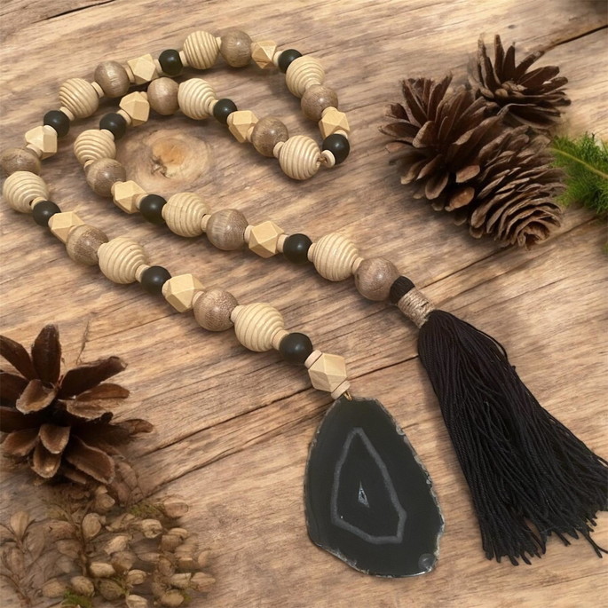 Imagem 2 - Colar de Mesa Decorativo de Madeira e Pedra Ágata Preta