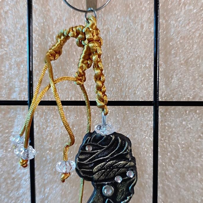 Imagem 2 - Chaveiro ? Mulher com Macrame