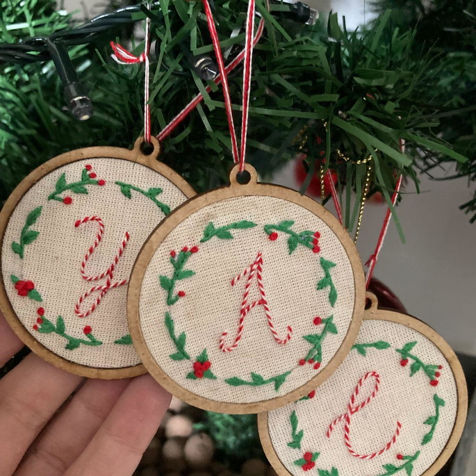 Imagem 1 - Enfeite de Natal com a Inicial Bordada Kit com 2