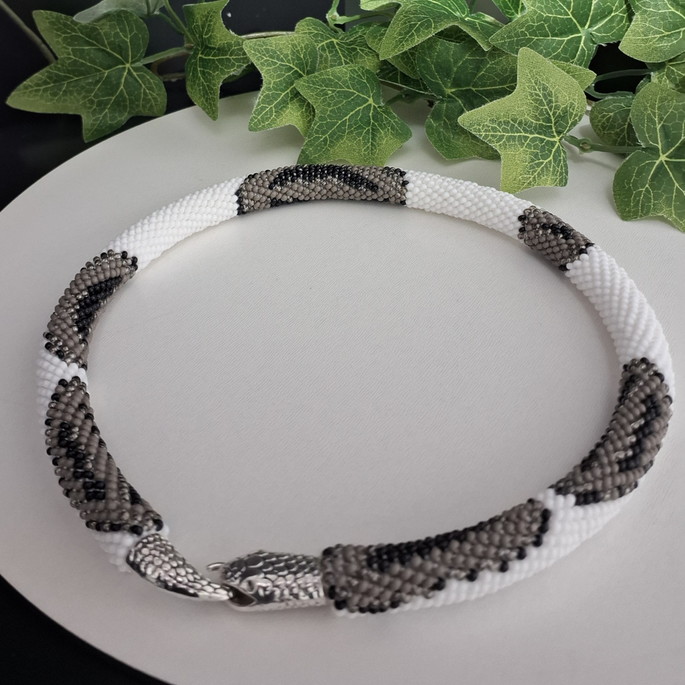 Imagem 1 - Colar Branco e Cinza