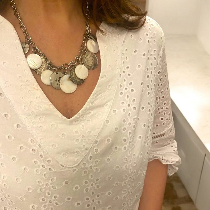 Imagem 2 - Colar de Medalhas Prata e Madrepérolas Estilo Boho Chic