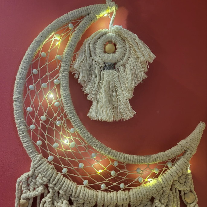 Imagem 3 - Filtro dos Sonhos Lua em Macramê com Anjo (personalizável)