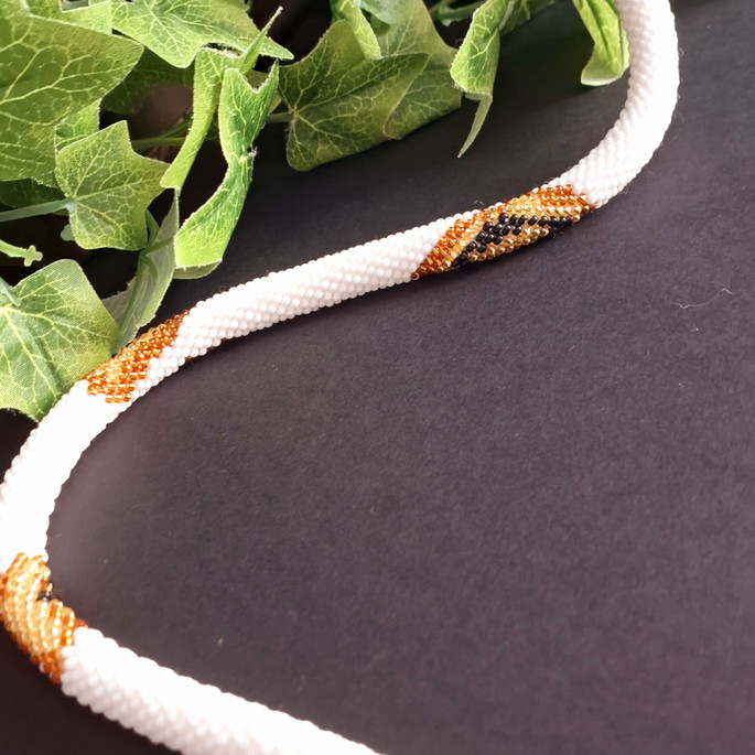 Imagem 4 - Colar Ball Branco e Dourado