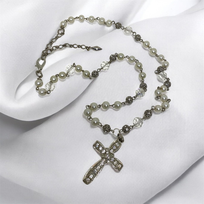 Imagem 1 - Colar com Pérolas de Vidro, Entremeios em Prata e Crucifixo