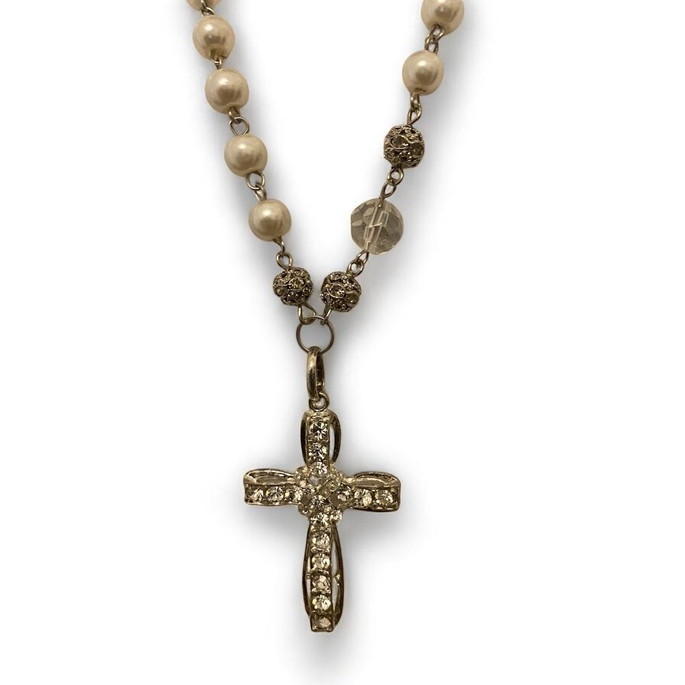 Imagem 2 - Colar com Pérolas de Vidro, Entremeios em Prata e Crucifixo