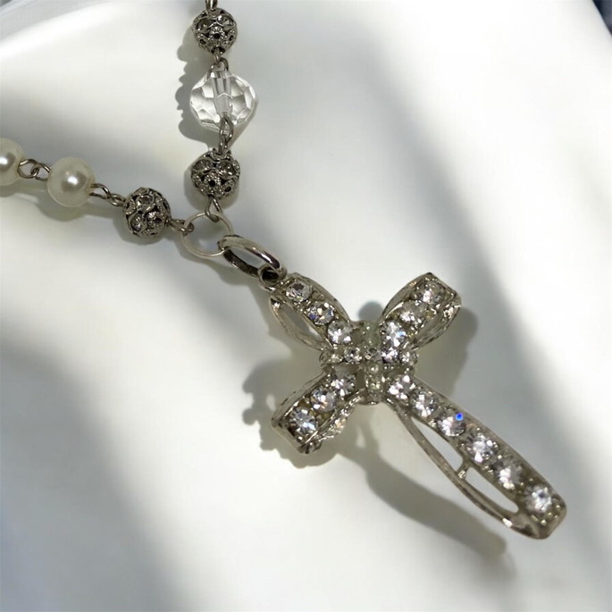 Imagem 3 - Colar com Pérolas de Vidro, Entremeios em Prata e Crucifixo