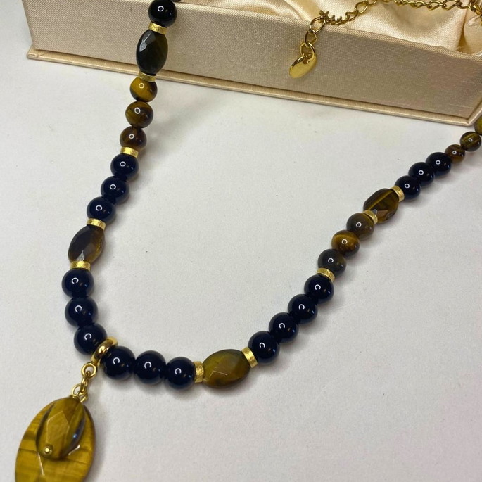 Imagem 2 - Choker Olho de Tigre com Ônix e Pingente Banhado a Ouro