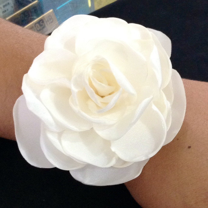 Imagem 2 - Corsage de flor e pérolas,i
