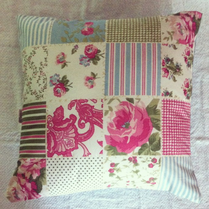 Imagem 1 - :Capa de almofada Patchwork Provençal::