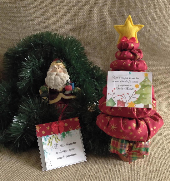 Enfeite de Natal Mini Árvore Com Frases Decoração de Mesa