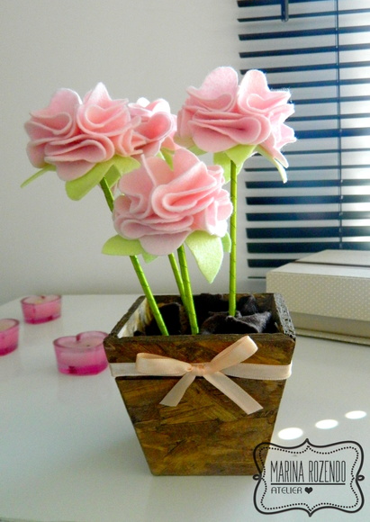 Enfeite de Mesa Rosas em Feltro Marina Rozendo Atelier Elo7 Enfeite De Flores ~ Enfeite de Mesa Rosas em Feltro Marina Rozendo Atelier Elo7
