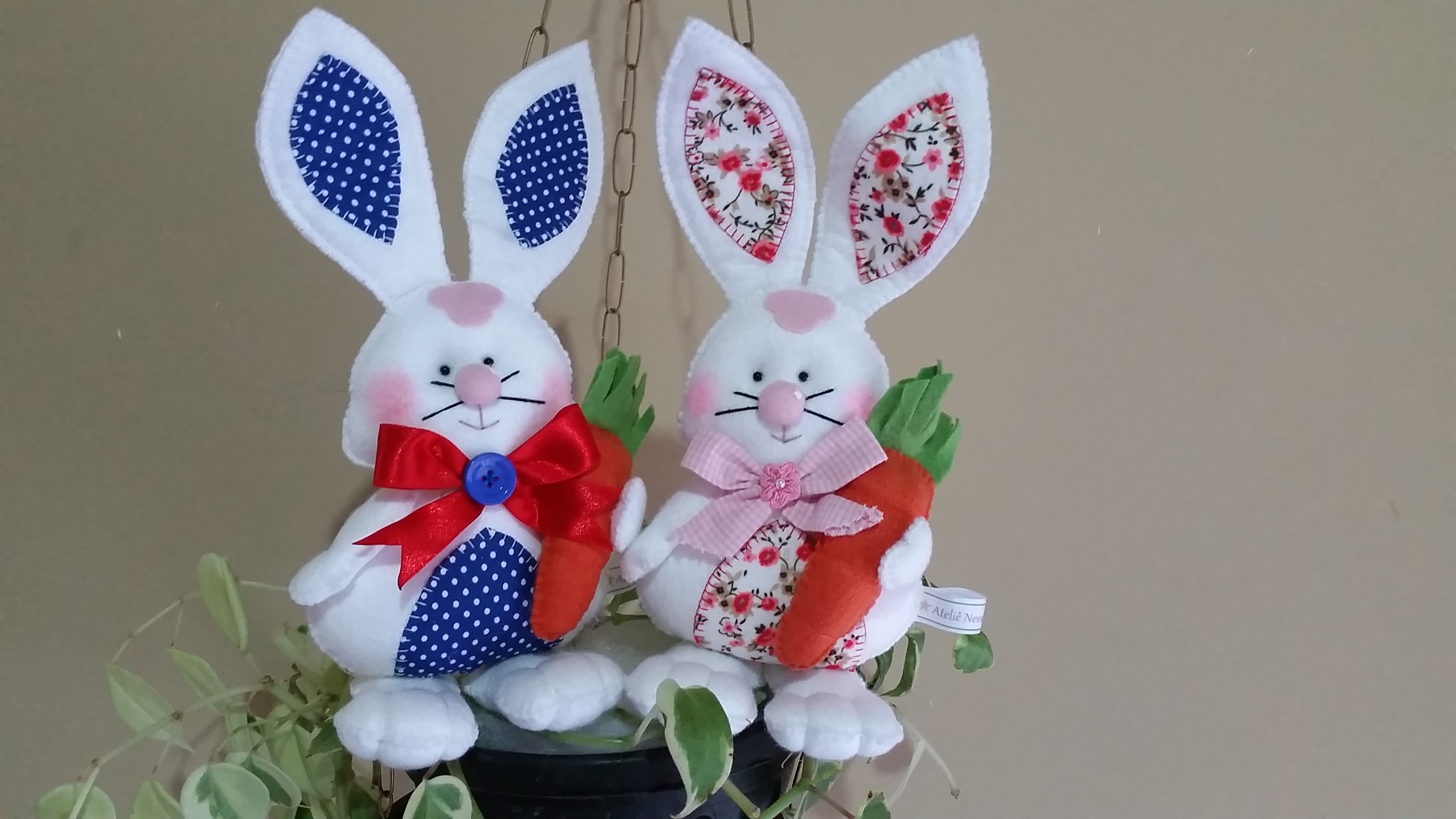 Coelhos da Páscoa de feltro Atelie Nessa Artesanato Elo7 Decoração Aparador Atras Do Sofa ~ Coelhos da Páscoa de feltro Atelie Nessa Artesanato Elo7