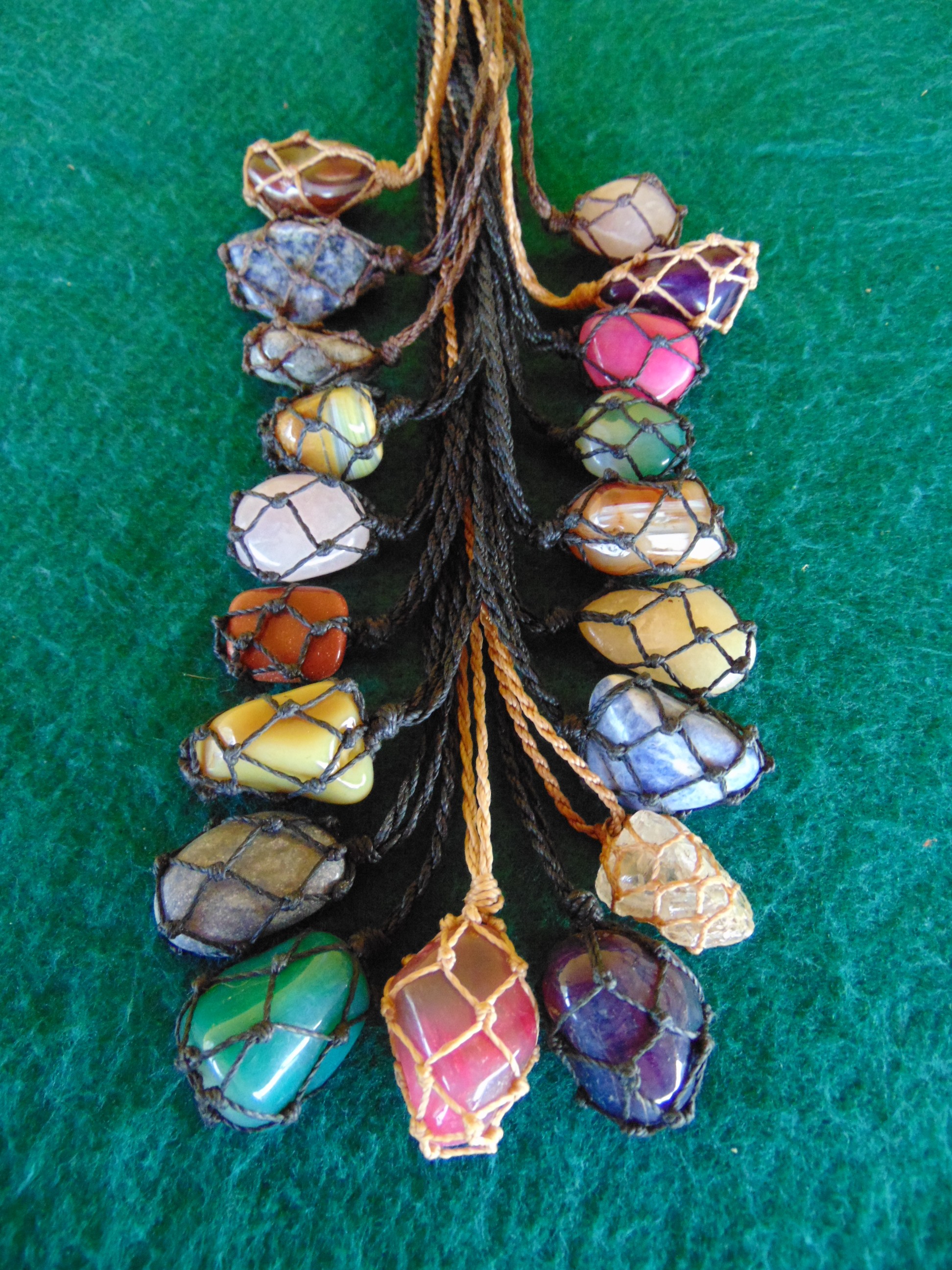 Colar de pedra cestinha Tá Tendo Artesanato Hippie Elo7 Armario Branco Para Quarto ~ Colar de pedra cestinha Tá Tendo Artesanato Hippie Elo7