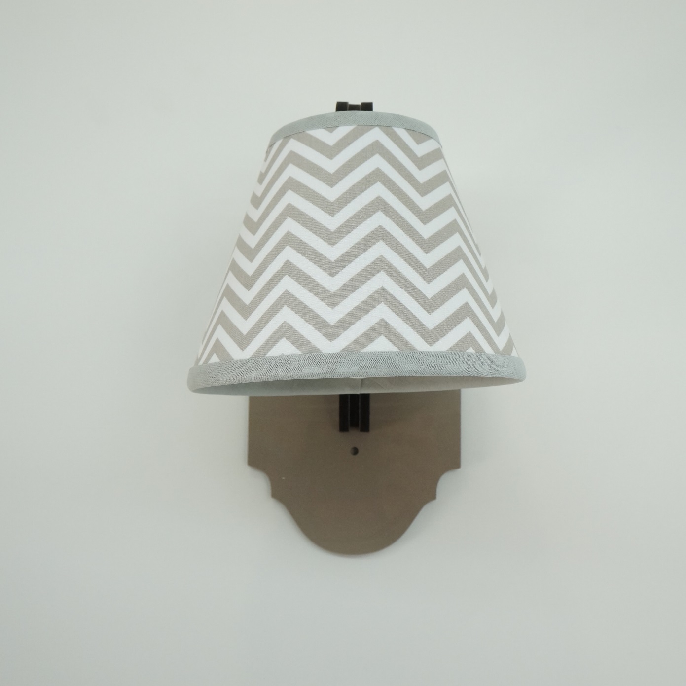 Arandela Laqueada C Pula Chevron Cinza Quarto Bebe Crian A Crie ~ Quarto Cinza De Bebe E Quarto Estilo Medieval Arandela Laqueada C Pula Chevron Cinza Quarto Bebe Crian A Crie ~ Quarto Cinza De Bebe E Quarto Estilo Medieval