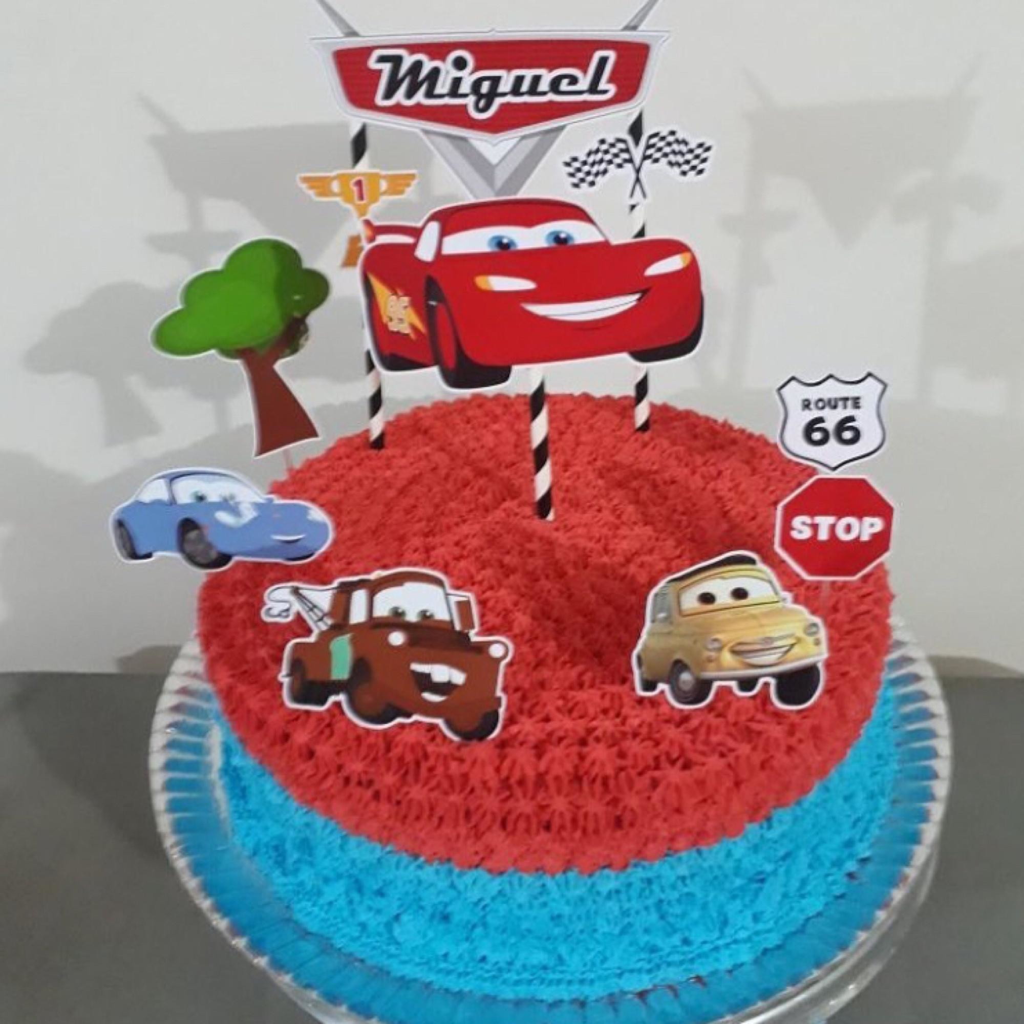 Bolo do filme Carros com topo de bolo de McQueen e Mater - Cake Studio