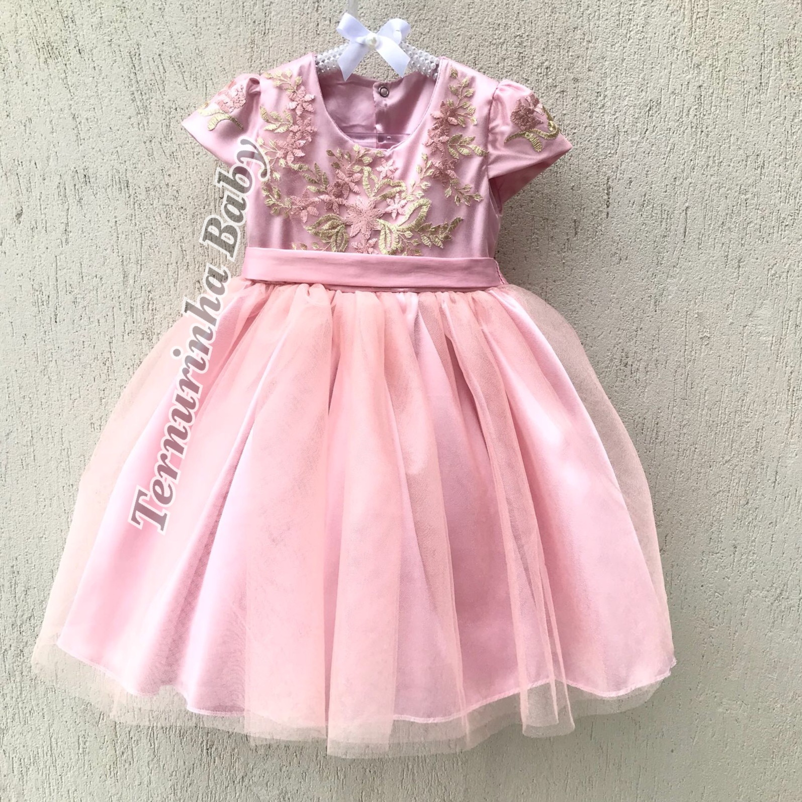 vestido de festa rosa com dourado