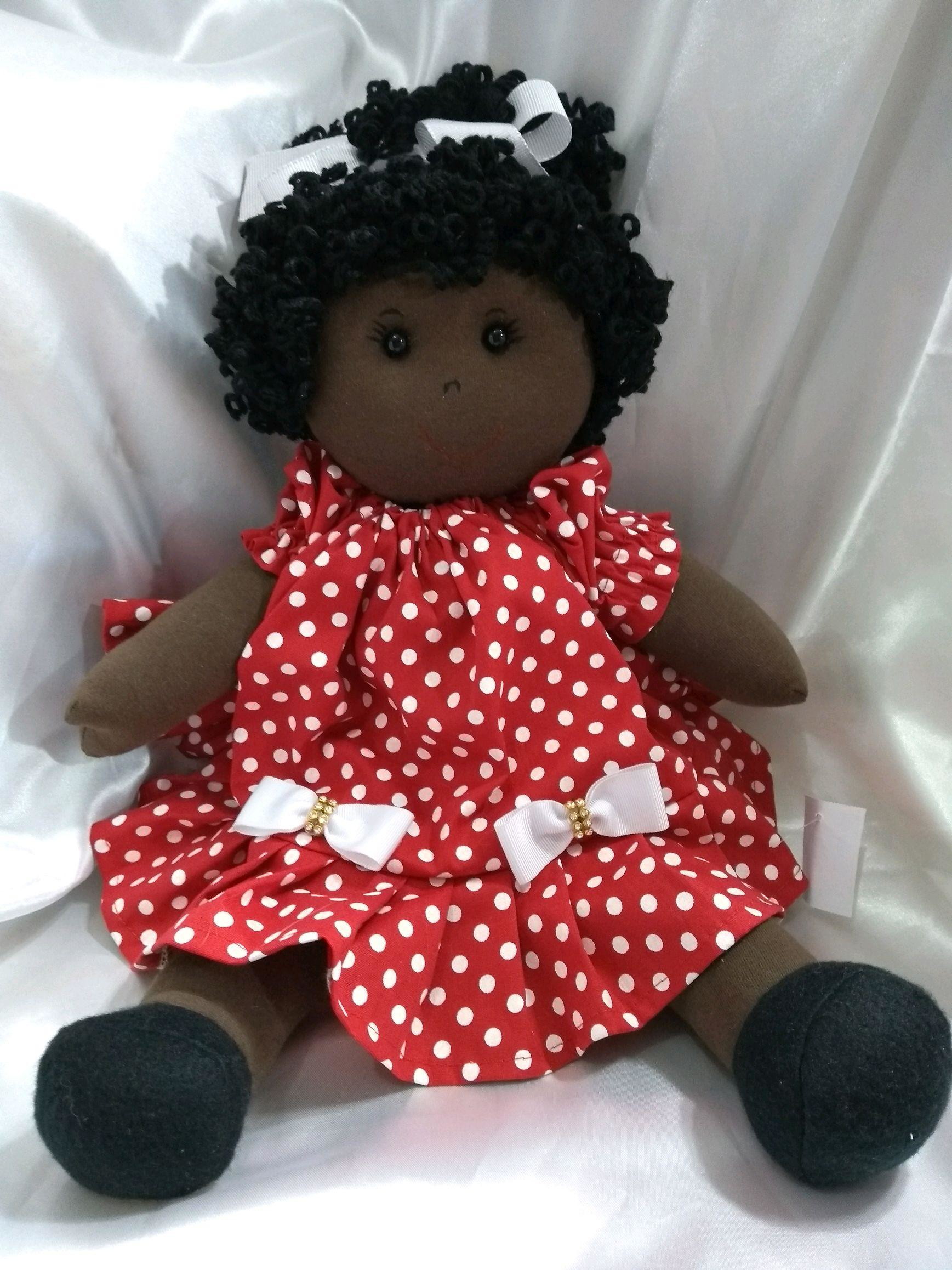 Boneca negra vestido vermelho com poá branco