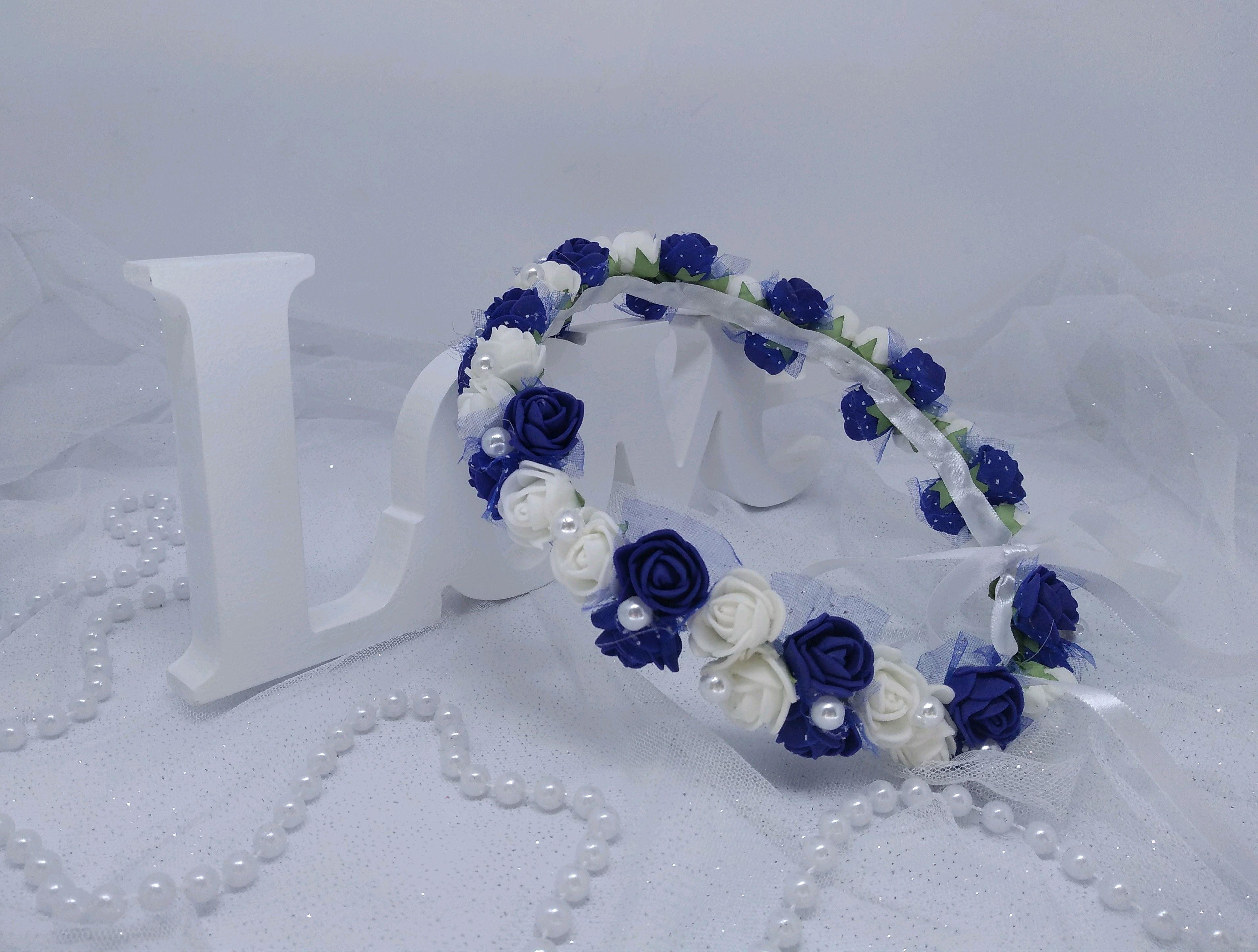 Safada casada na orgia Coroa de flores azul e branca