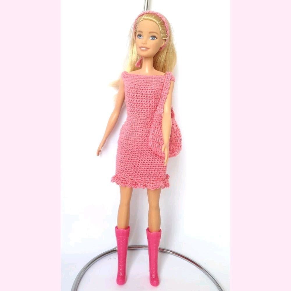 How To Crochet Doll Dress (Step By Step)  Roupas de crochê para bonecas, Roupas  barbie de crochê, Bonecas de crochê