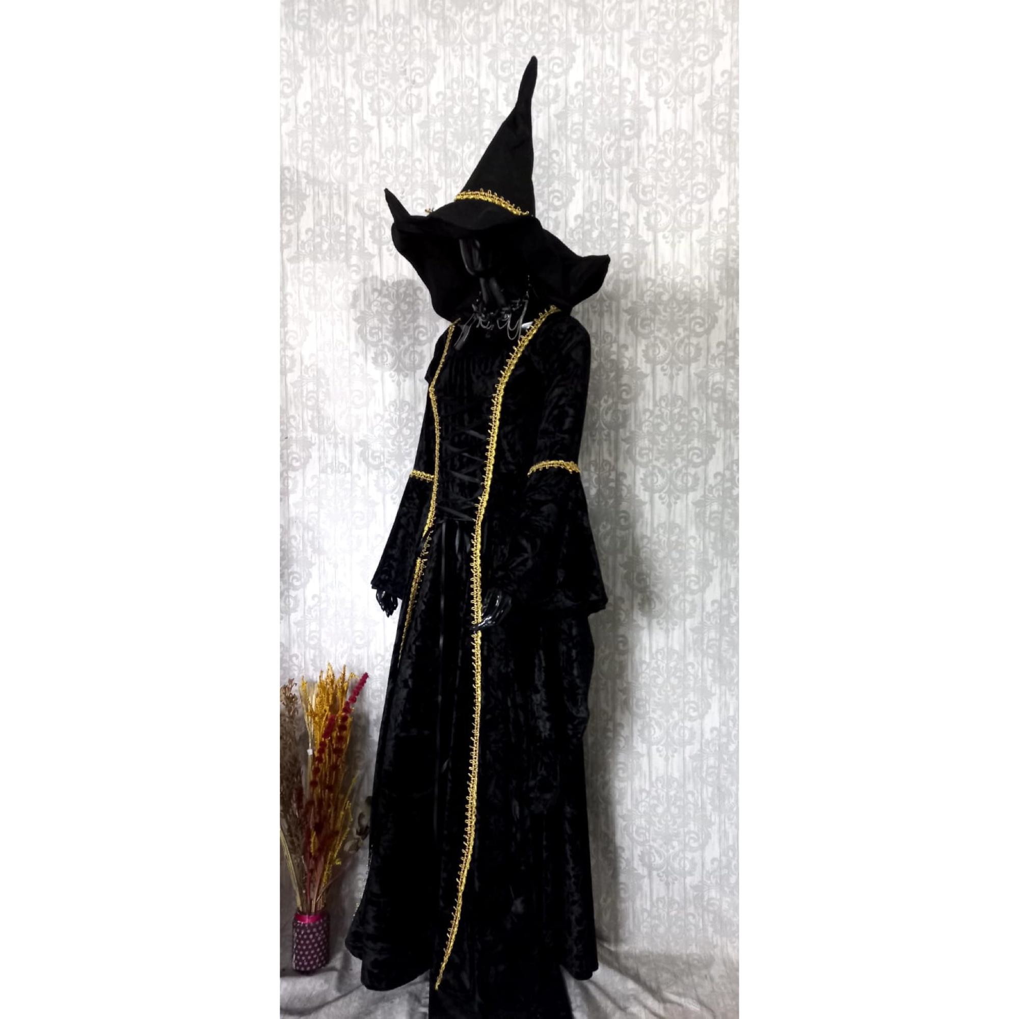 Vestido bruxa medieval acompanha chapéu na cor preta veludo