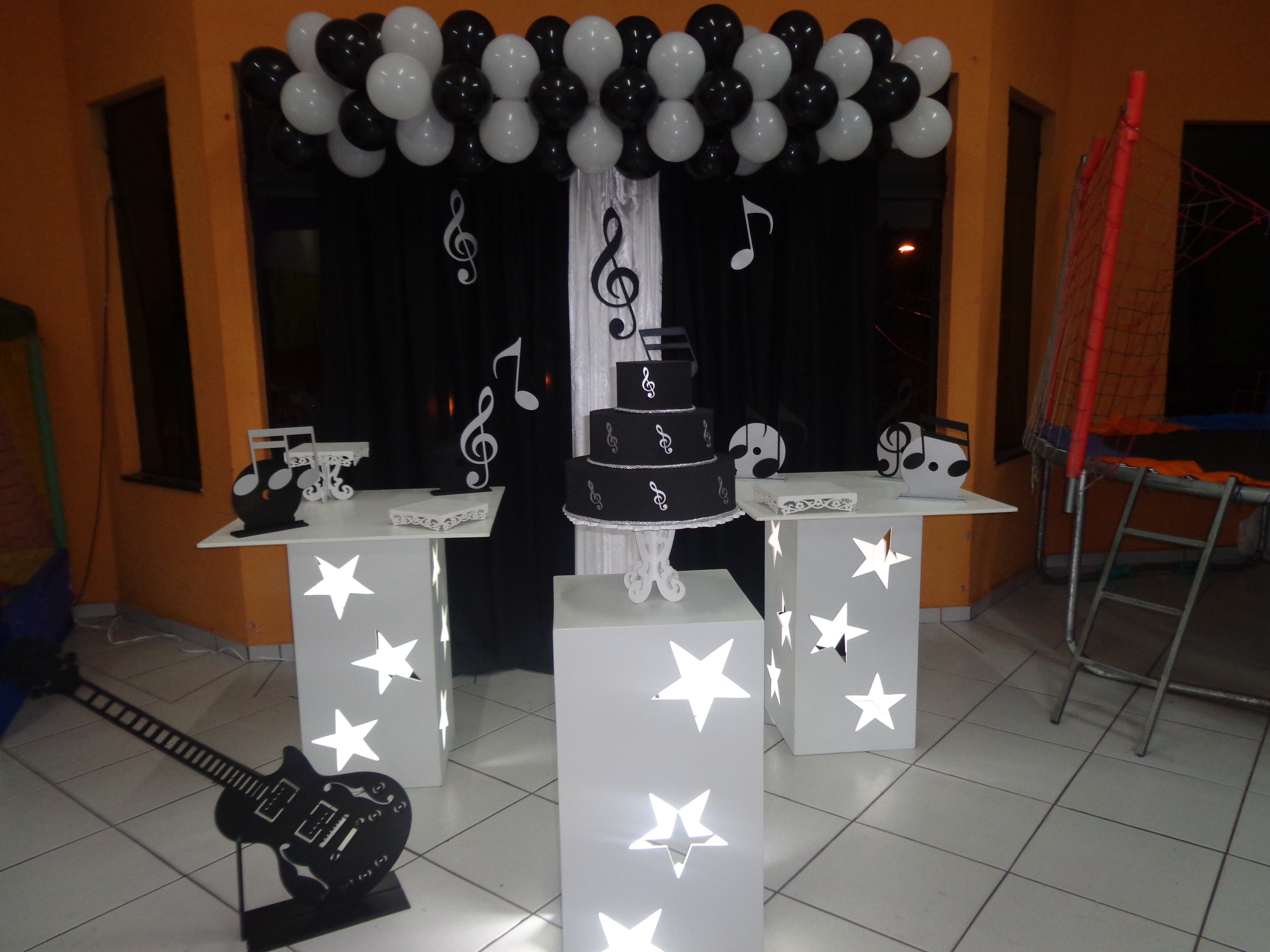 Aluguel Provençal Musical Preto e Branco Festa Glamour Garantido Elo7 -> Decoração De Aniversario Masculino Preto E Branco Aluguel Provençal Musical Preto e Branco Festa Glamour Garantido Elo7 -> Decoração De Aniversario Masculino Preto E Branco