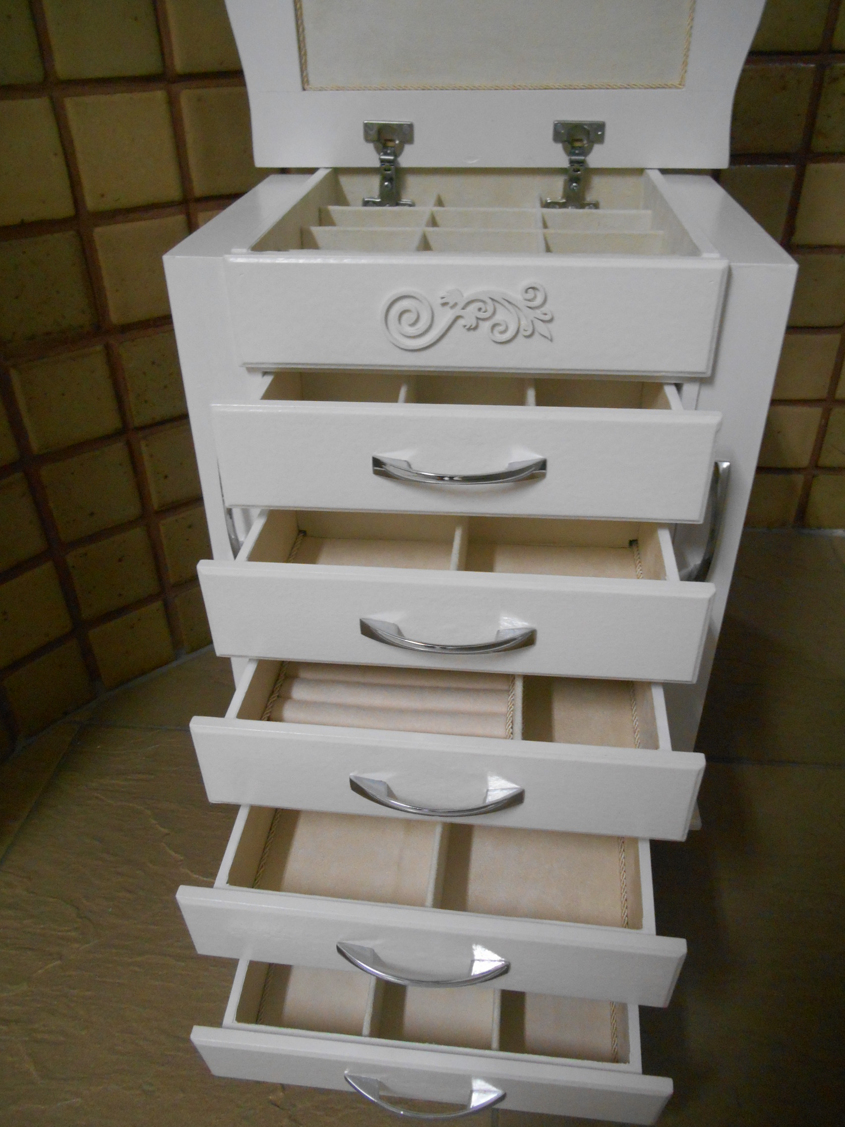 Porta Jóias grande criado mudo Branco1 ATELIER ARTE COM AMOR Elo7 Aparador Zara Home ~ Porta Jóias grande criado mudo Branco1 ATELIER ARTE COM AMOR Elo7