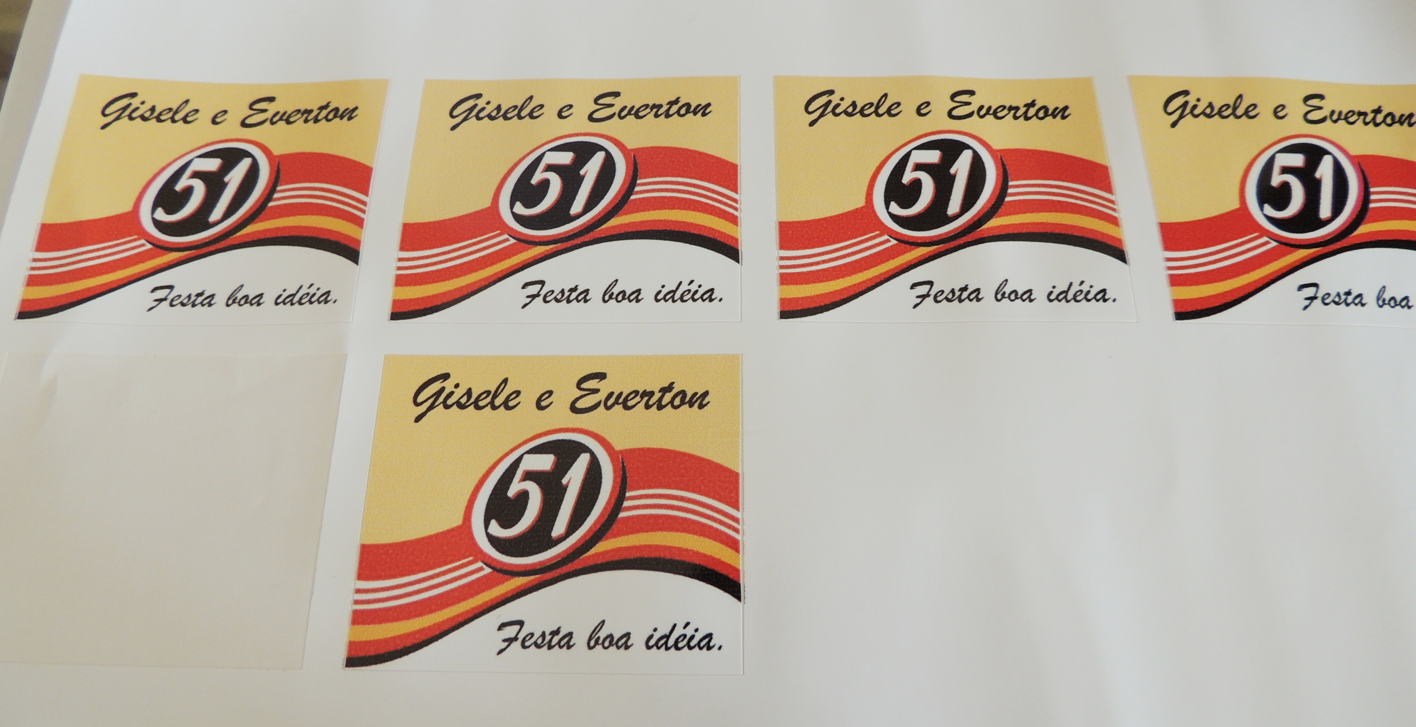 Adesivo para Garrafinha cachaça 51 Festa Elegante Aparador Madeira Branco ~ Adesivo para Garrafinha cachaça 51 Festa Elegante