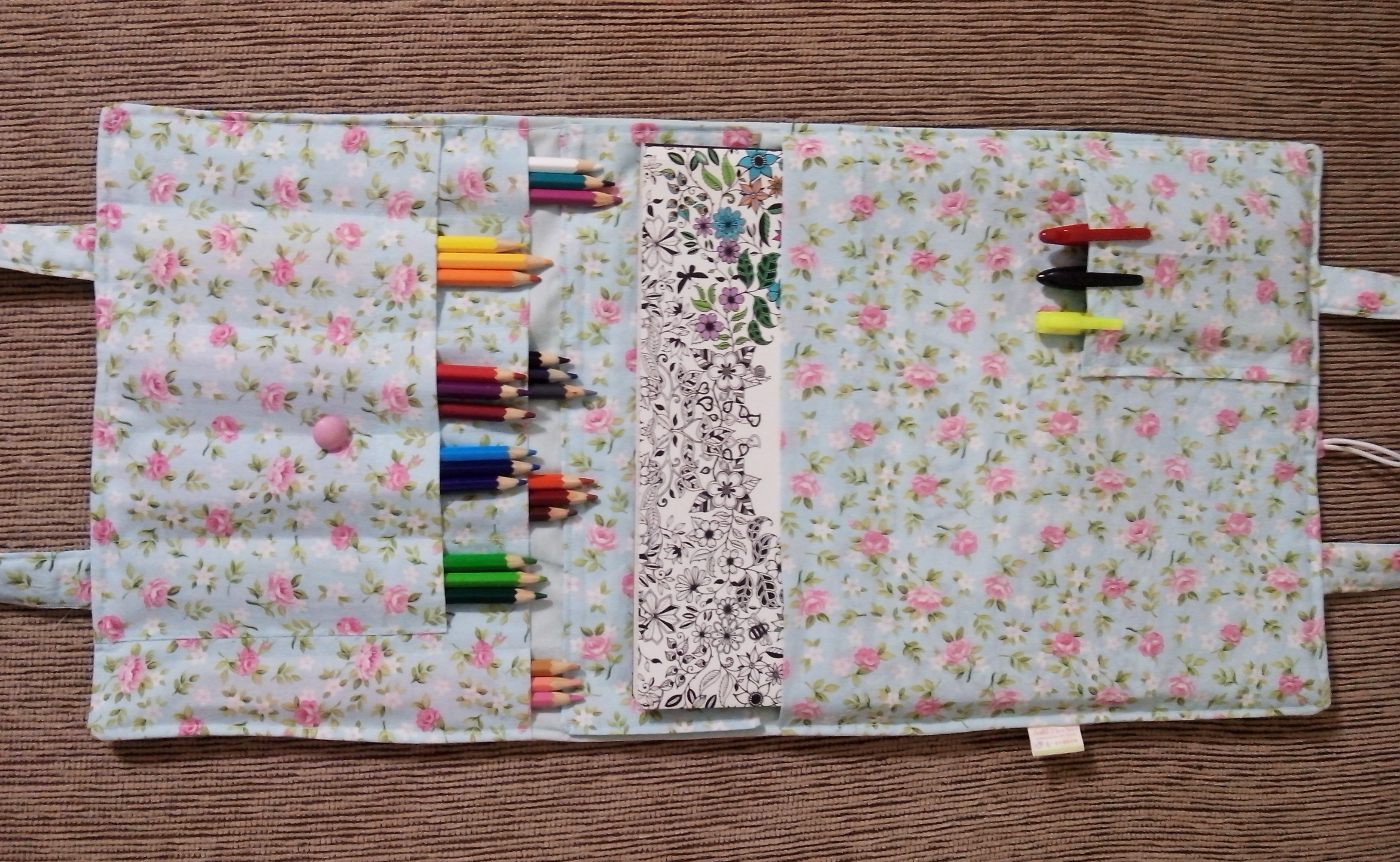 Bolsa porta Livro Jardim Secreto flores Ateli u00ea Nice Saes Artesanatos em tecido Elo7 Artesanato Jardim Secreto ~ Bolsa porta Livro Jardim Secreto flores Ateli u00ea Nice Saes Artesanatos em tecido Elo7
