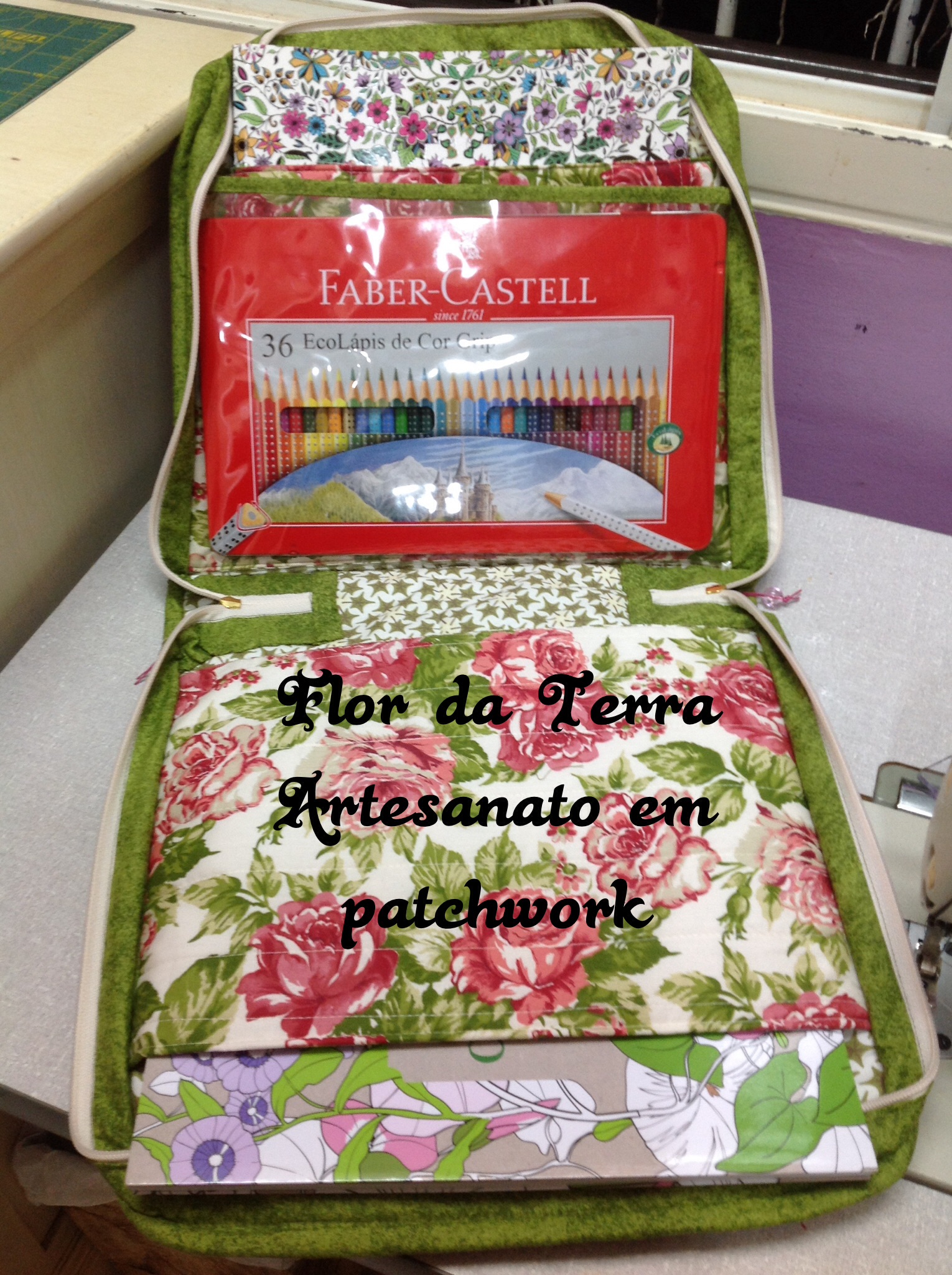 Bolsa P livro de colorir(jardim secreto) Flor da Terra Artesanato em tecidos, patchwork Elo7 Artesanato Jardim Secreto ~ Bolsa P livro de colorir(jardim secreto) Flor da Terra Artesanato em tecidos, patchwork Elo7