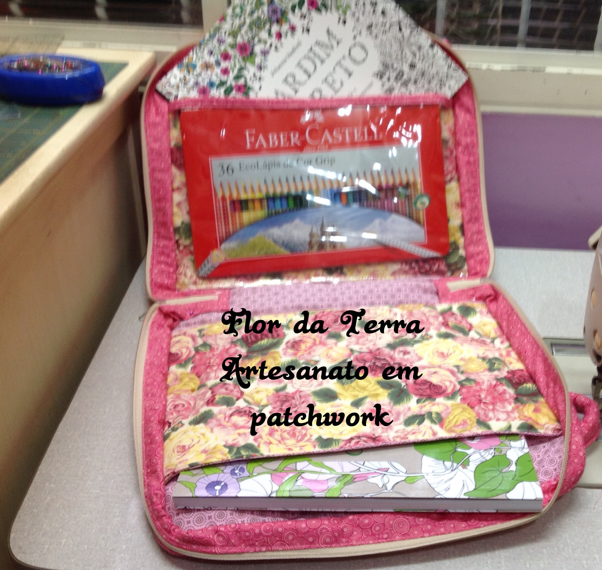 Bolsa P livro de colorir(jardim secreto) Flor da Terra Artesanato em tecidos, patchwork Elo7 Artesanato Jardim Secreto ~ Bolsa P livro de colorir(jardim secreto) Flor da Terra Artesanato em tecidos, patchwork Elo7