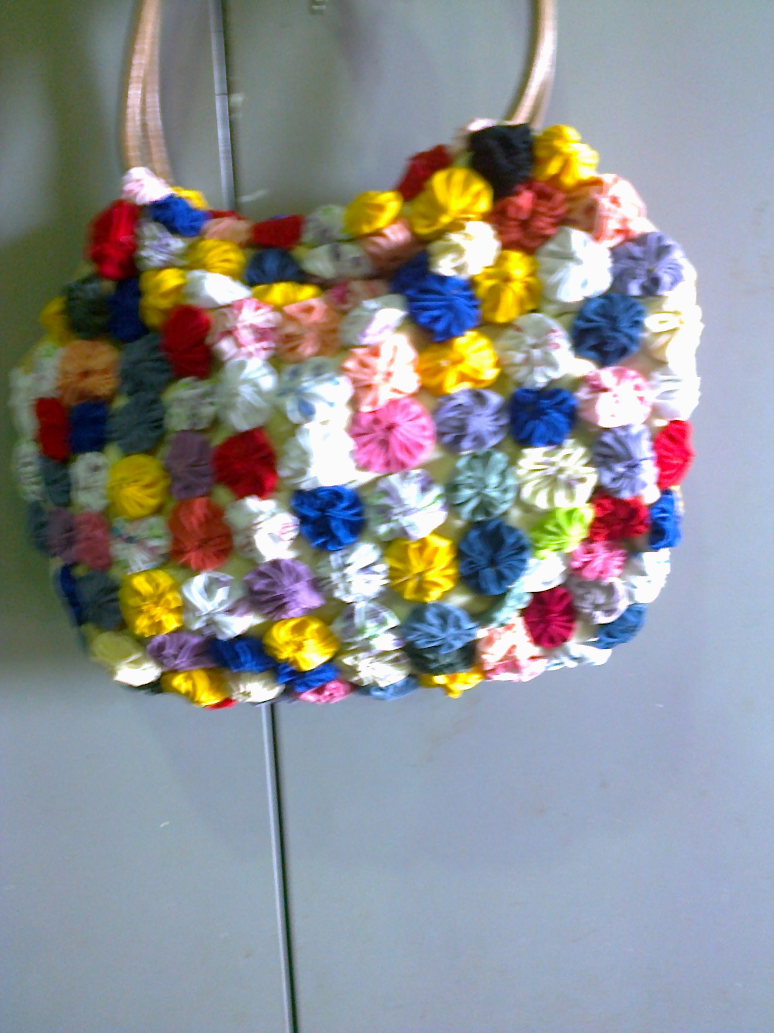 Bolsa feita com fuxico...