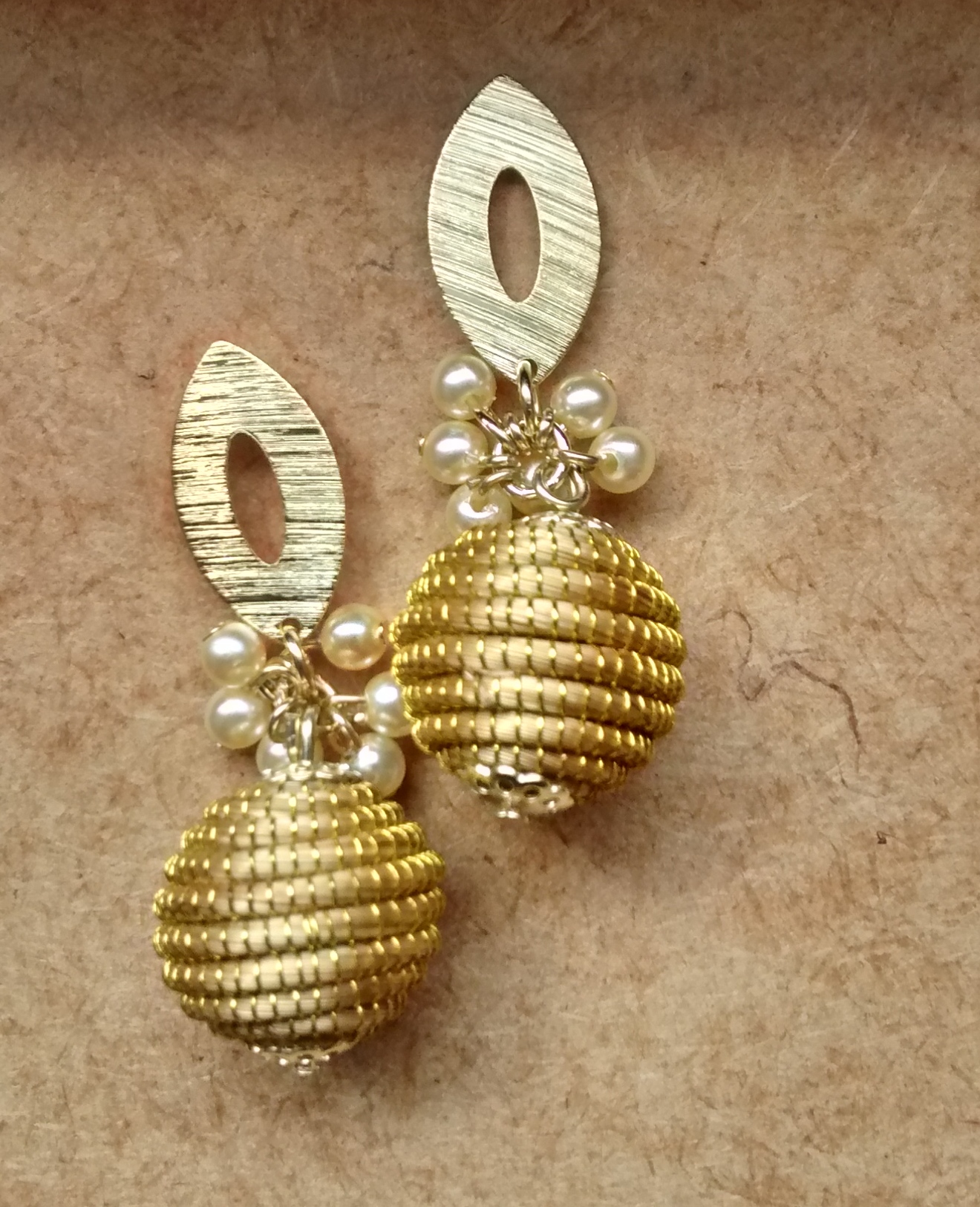 Brinco favo pedra branca capim dourado Artesanato BraGerais Elo7 De Aparador En Ingles ~ Brinco favo pedra branca capim dourado Artesanato BraGerais Elo7