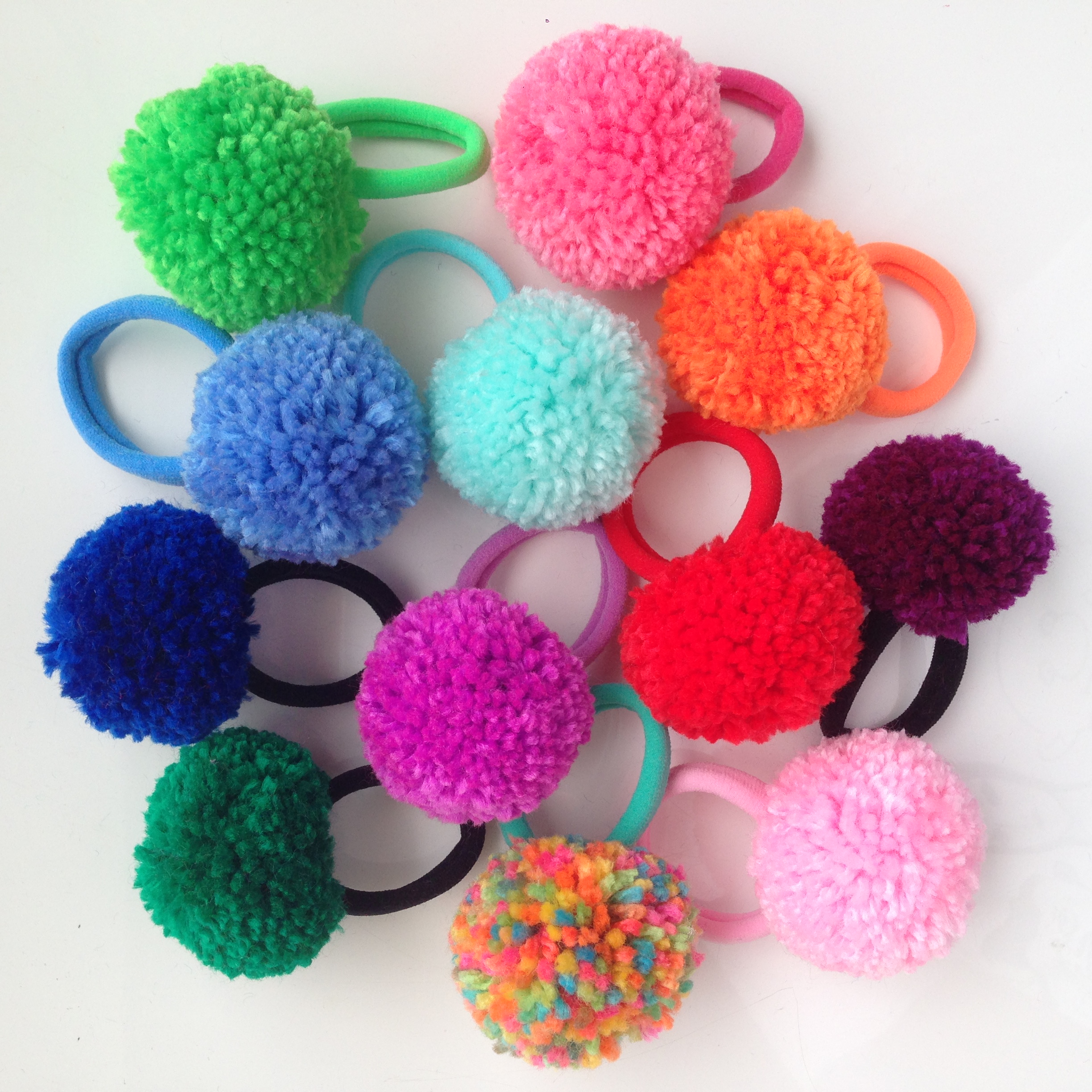 Pompom na xuxinha MÃES DE BONECA Elo7 Artesanato Xuxinha De Cabelo ~ Pompom na xuxinha MÃES DE BONECA Elo7
