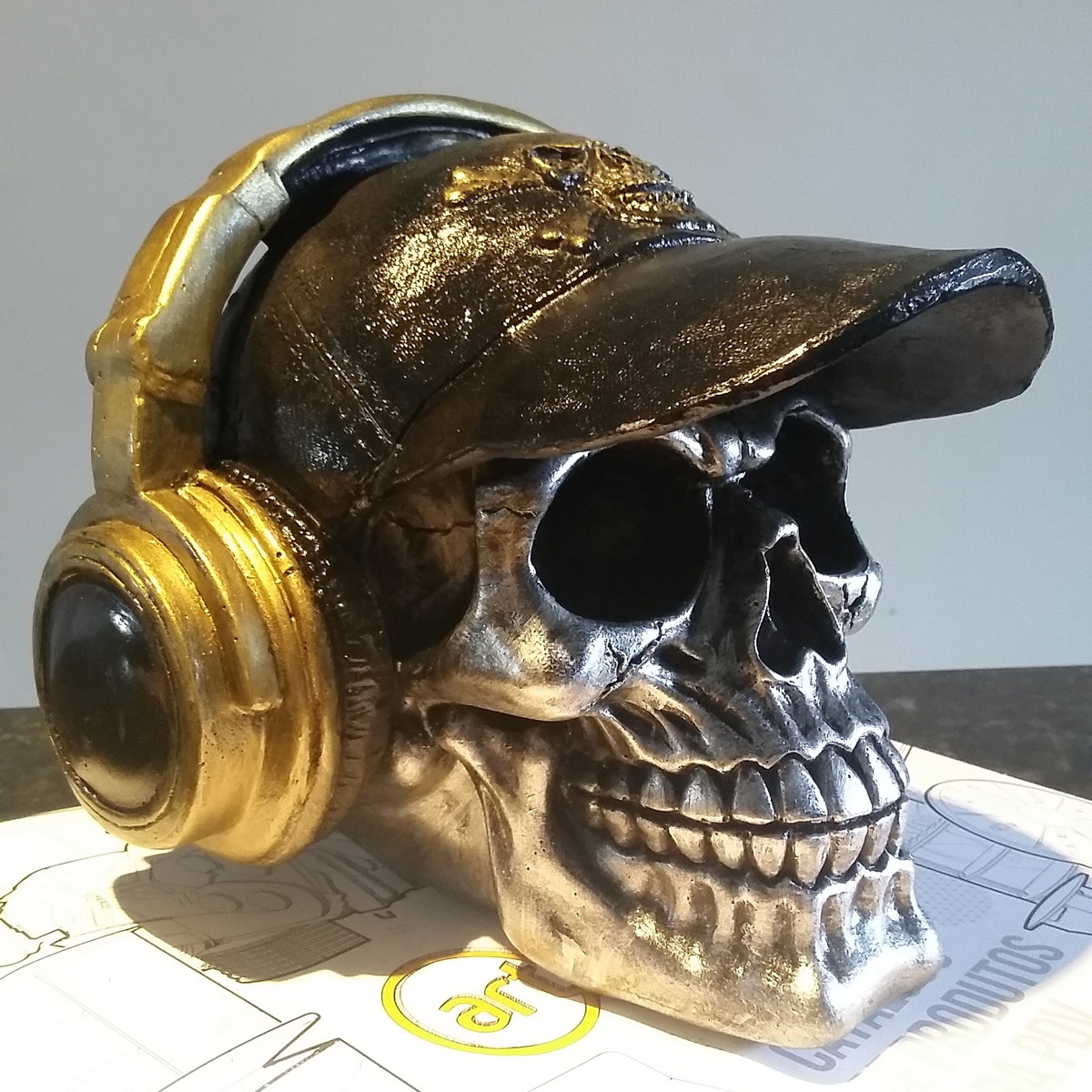 caveira com fones de