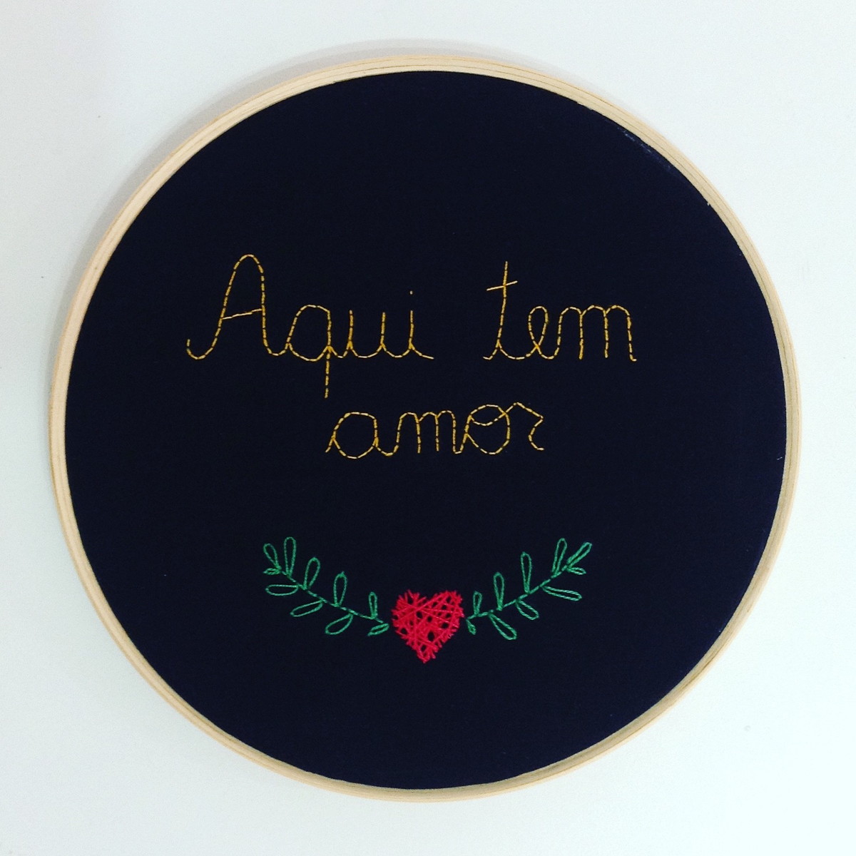 Quadro Bastidor Aqui tem Amor (preto) no Elo7 | Marga Dôkai Handmade