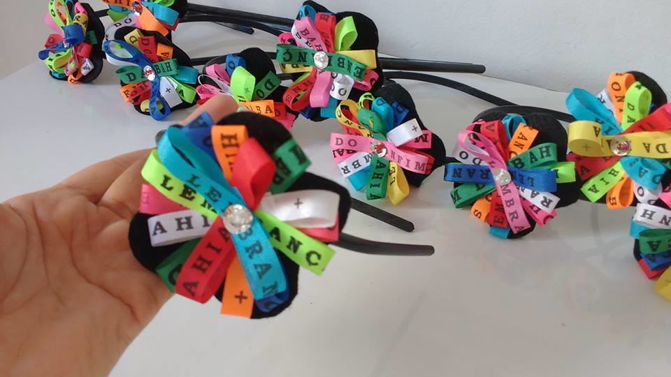 Tiara com Fitas Lembrança da Bahia no Elo7 Nossa Arte Artesanato (74C2B5) Adesivo De Familia ~ Tiara com Fitas Lembrança da Bahia no Elo7 Nossa Arte Artesanato (74C2B5)