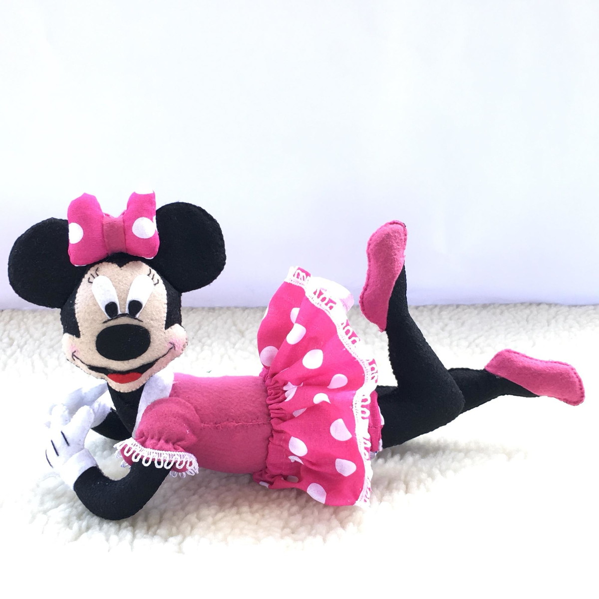 minnie rosa deitada com