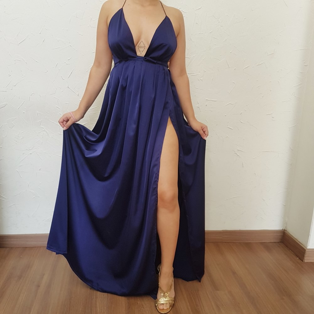 vestido azul com fenda na frente